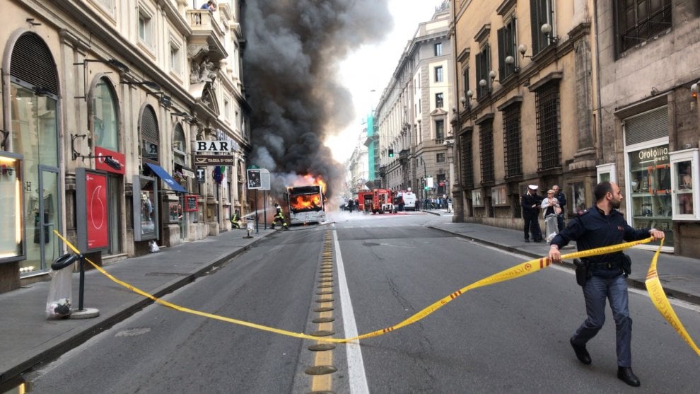 Roma autobus a fuoco