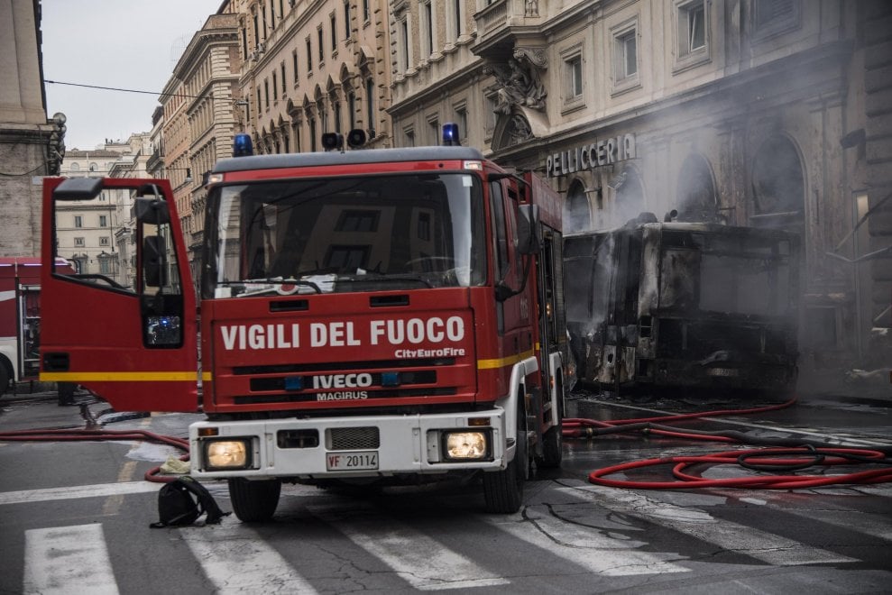 Roma autobus a fuoco